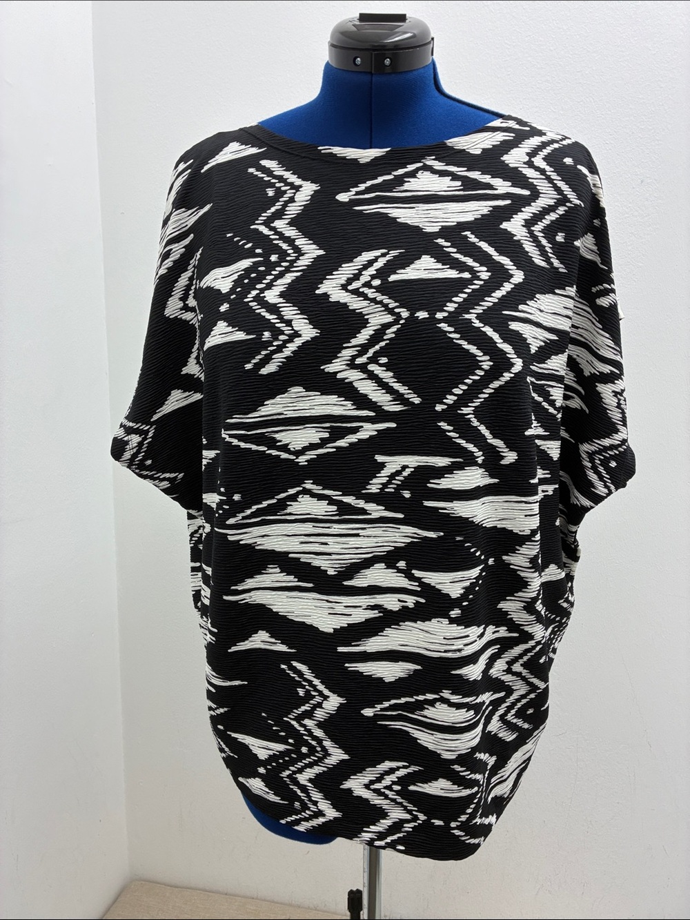 Chico's Black and White Geometric Tunic